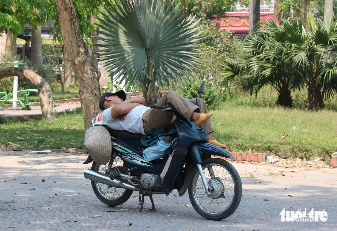 Người nhà bệnh nhân nằm gầm cầu thang tránh nắng nóng 40 độ C - Ảnh 10.