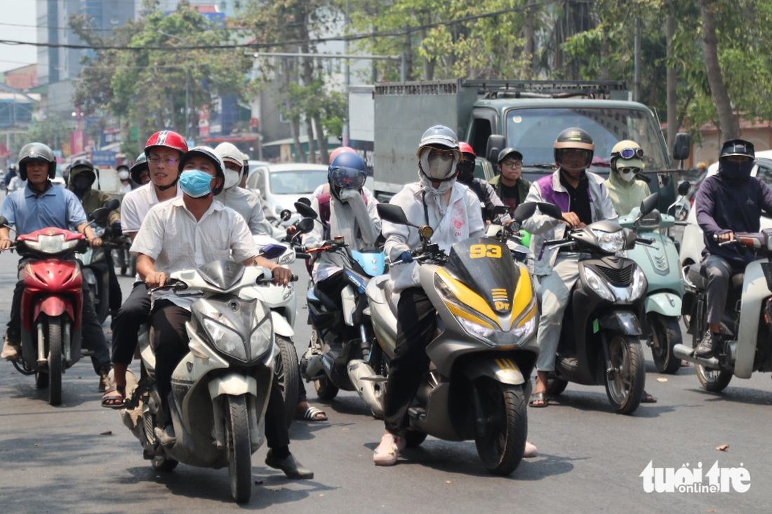 Người nhà bệnh nhân nằm gầm cầu thang tránh nắng nóng 40 độ C - Ảnh 12.