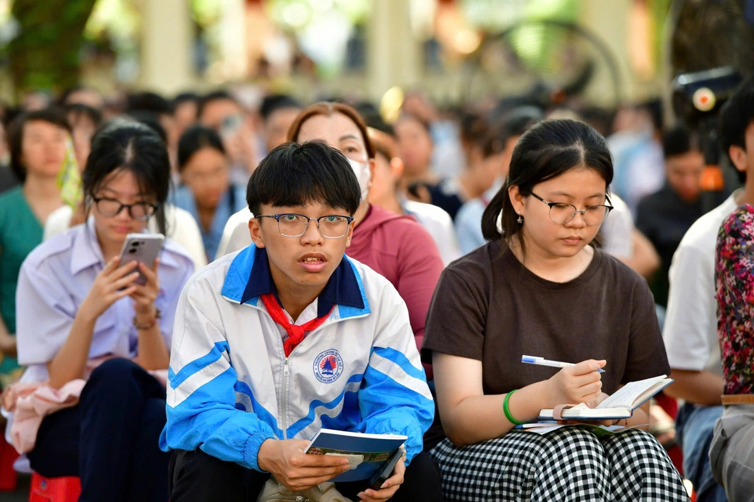 Hơn 5.000 phụ huynh, học sinh lớp 9 dự ‘open tour’ Trường chuyên Lê Hồng Phong - Ảnh 2.