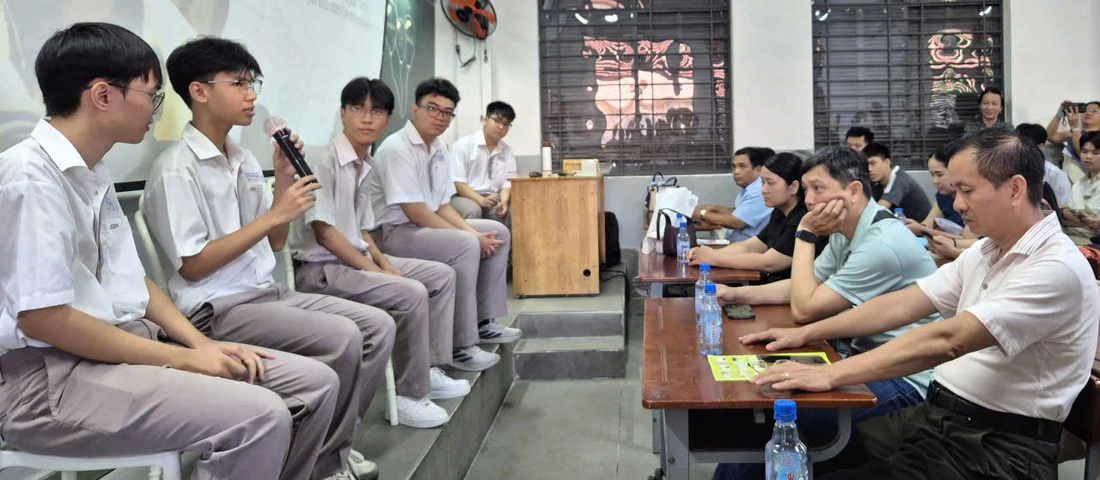 Hơn 5.000 phụ huynh, học sinh lớp 9 dự ‘open tour’ Trường chuyên Lê Hồng Phong - Ảnh 5.