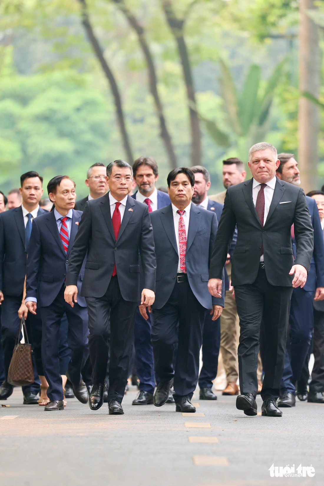 Thủ tướng Lê Minh Hưng chủ trì lễ đón chính thức Thủ tướng Slovakia Robert Fico - Ảnh 2.