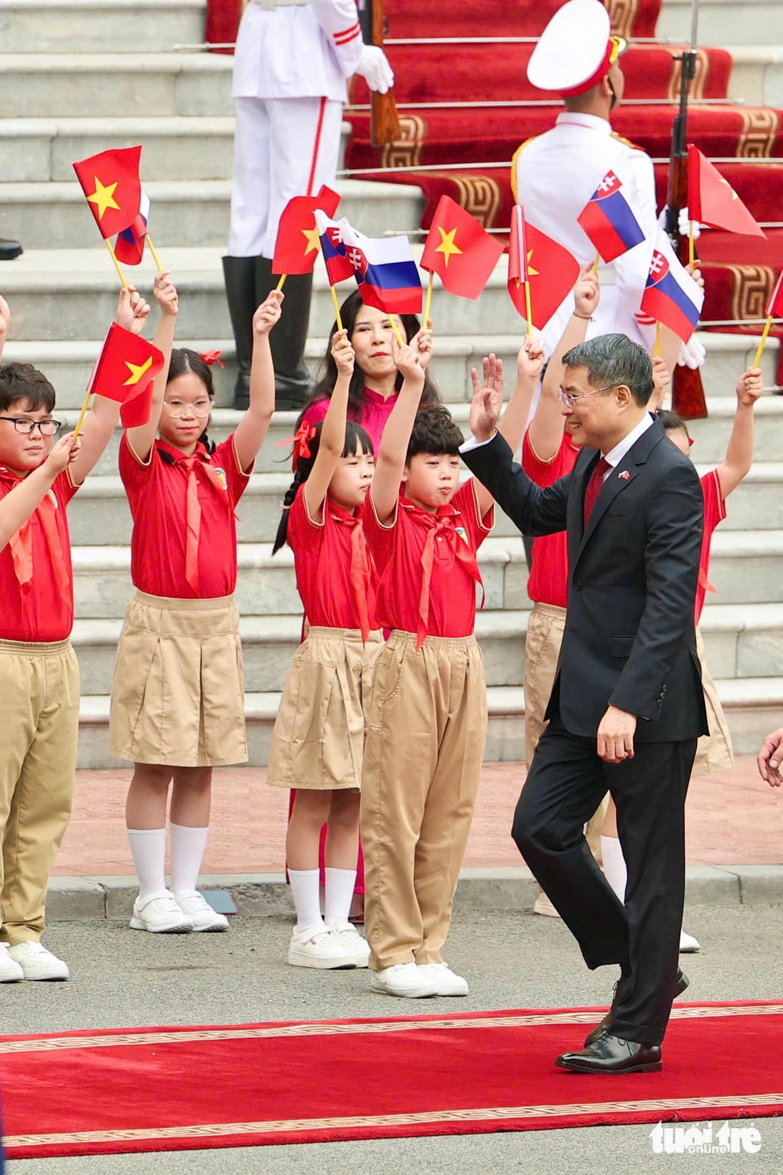 Thủ tướng Lê Minh Hưng chủ trì lễ đón chính thức Thủ tướng Slovakia Robert Fico - Ảnh 4.