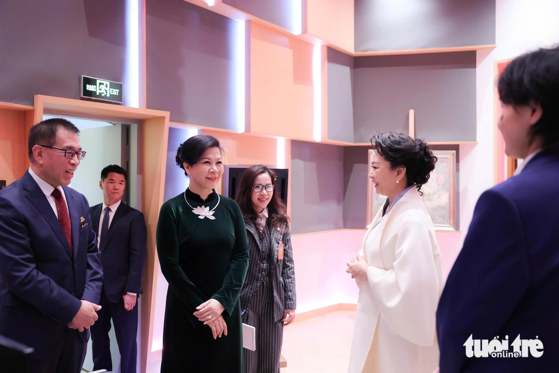 Phu nhân Ngô Phương Ly gặp Phu nhân Bành Lệ Viên, chia sẻ về giao lưu văn hóa Việt - Trung - Ảnh 7.