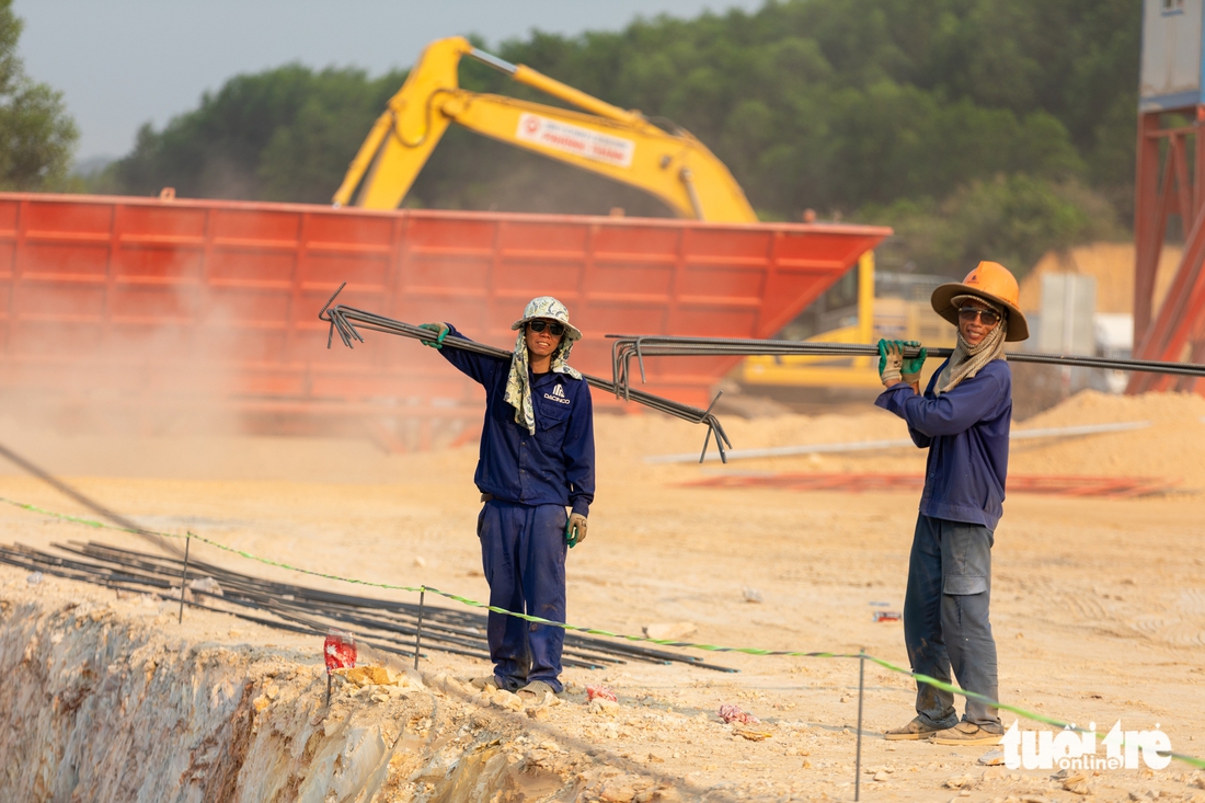 Cao tốc Cam Lộ - La Sơn vượt 'bão giá' và nắng nóng - Ảnh 7.