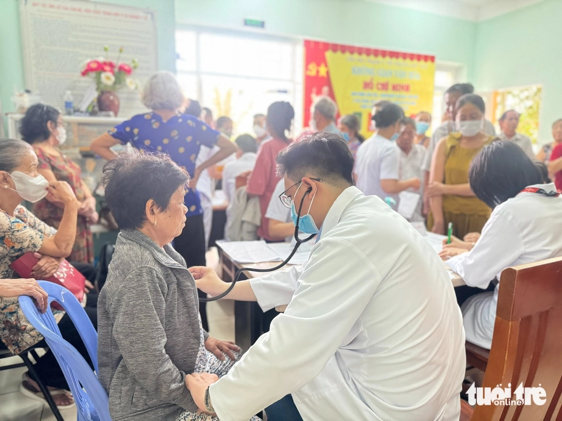 Hơn 100 bệnh viện ở TP.HCM về trạm y tế khám sức khỏe miễn phí, người dân hào hứng xếp hàng từ sớm - Ảnh 4.
