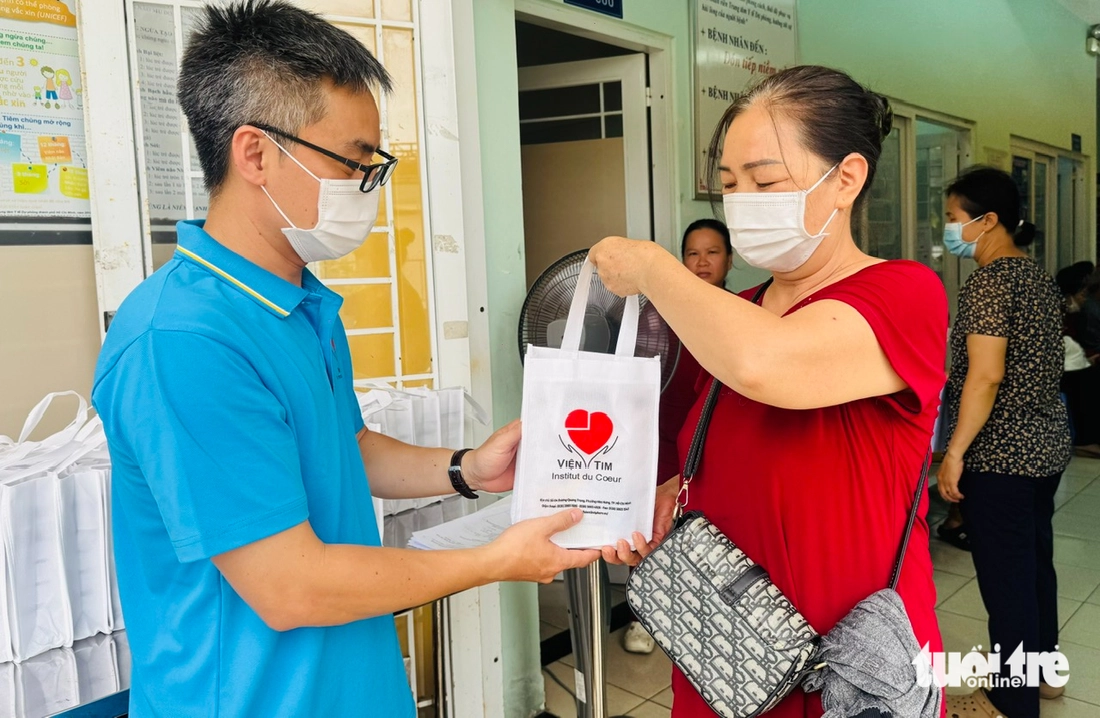 Hơn 100 bệnh viện ở TP.HCM về trạm y tế khám sức khỏe miễn phí, người dân hào hứng xếp hàng từ sớm - Ảnh 7.