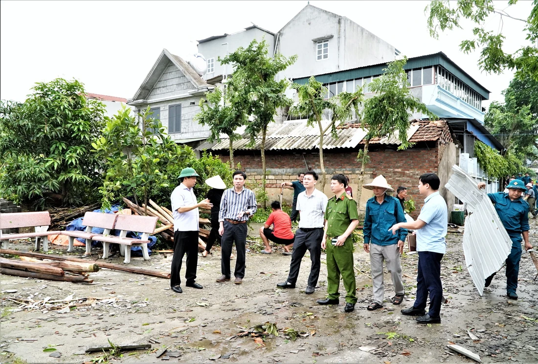 Lốc xoáy ở Phú Thọ làm 1 người bị thương, cây đổ trong cơn dông ở Thái Nguyên làm 1 người chết - Ảnh 5.