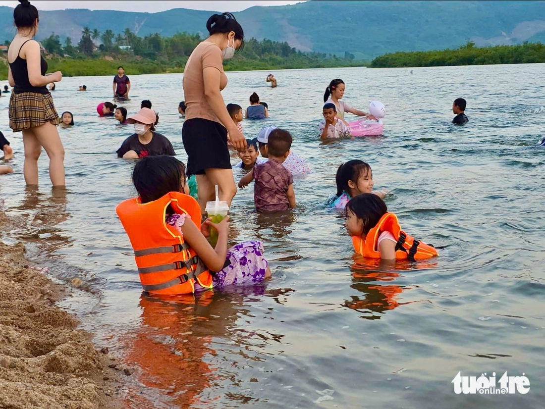 'Bãi biển trên núi' hấp dẫn người dân và du khách - Ảnh 9.