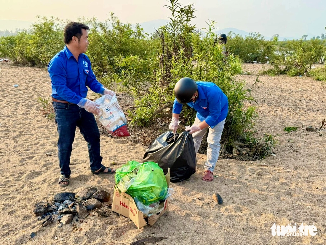'Bãi biển trên núi' hấp dẫn người dân và du khách - Ảnh 8.