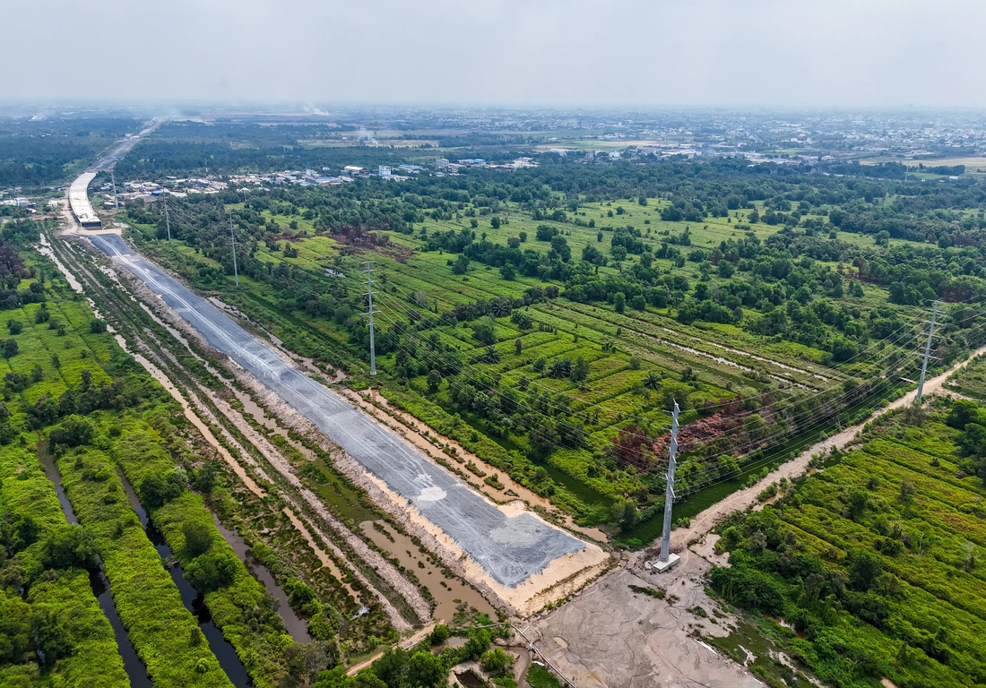 Tăng tốc xử lý đất yếu đoạn phía tây vành đai 3 TP.HCM sau phản ánh của Tuổi Trẻ - Ảnh 9.