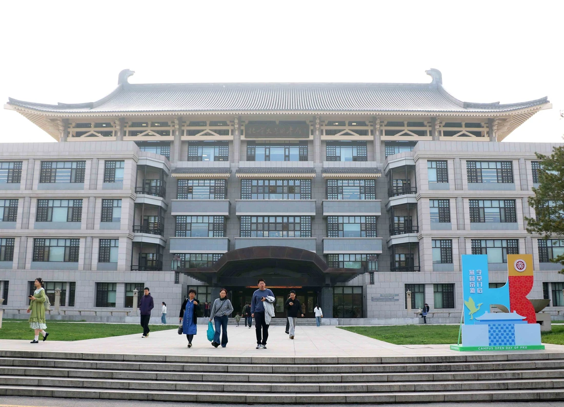 Dạo bước trong khuôn viên đại học xanh bậc nhất Trung Quốc - Ảnh 10.