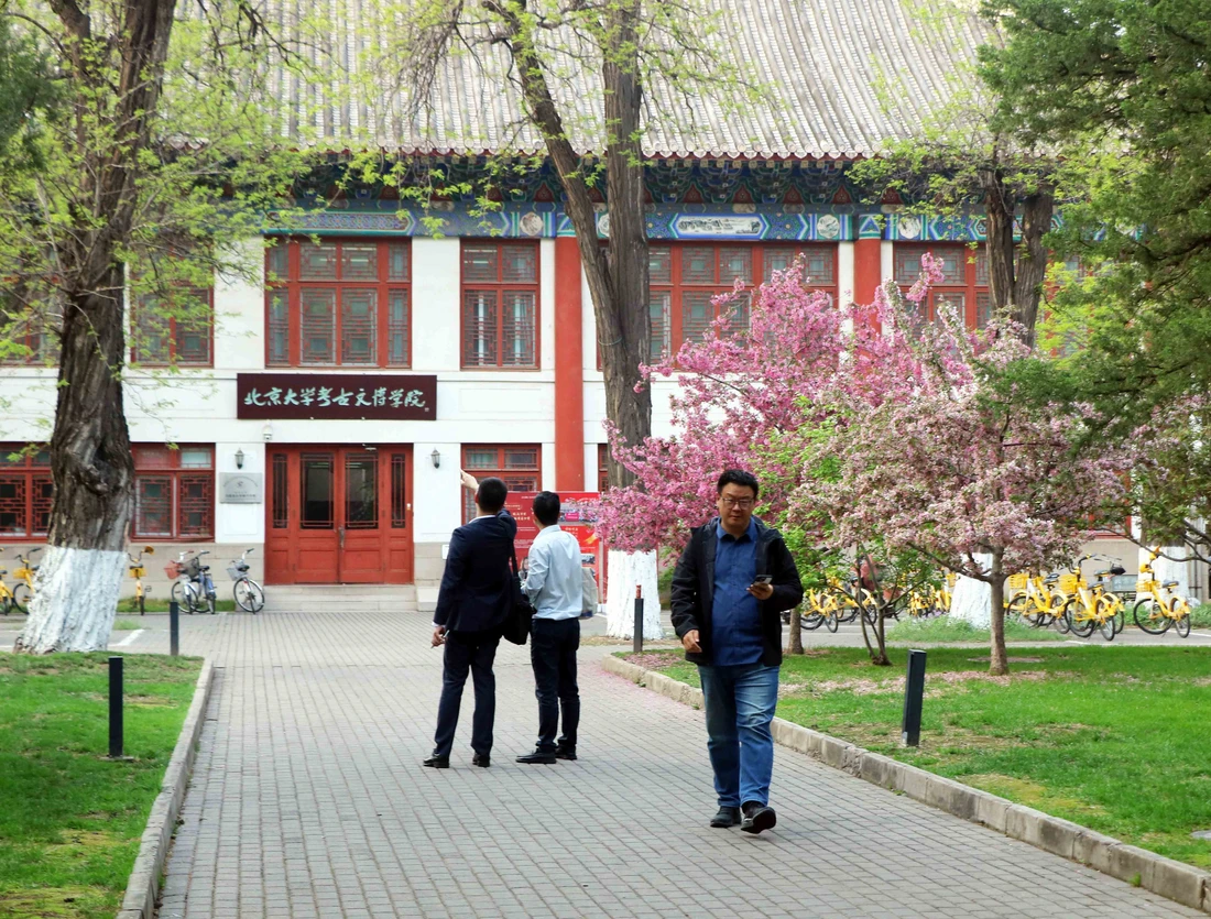 Dạo bước trong khuôn viên đại học xanh bậc nhất Trung Quốc - Ảnh 13.