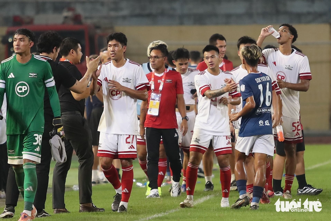 Cầu thủ Campuchia và Thái Lan nắm tay nhau sau trận đấu trên sân Hàng Đẫy - Ảnh 7.