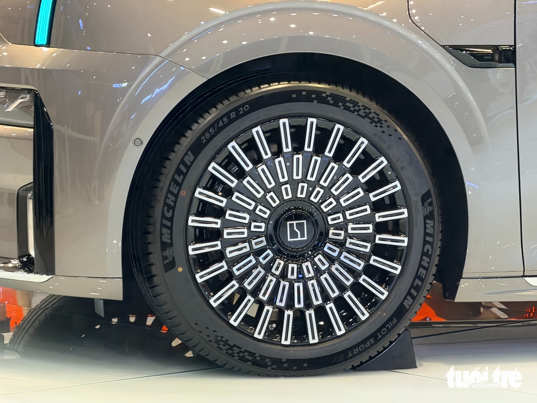 Cận cảnh Zeekr 009 2026 sắp về Việt Nam: Loa như Bentley, sạc 10 phút đi 510km, mạnh 925 mã lực - Ảnh 7.