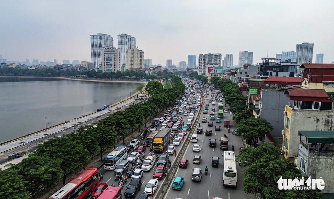 Người dân ùn ùn rời Hà Nội nghỉ lễ, dòng xe nhích từng mét ở cửa ngõ - Ảnh 3.