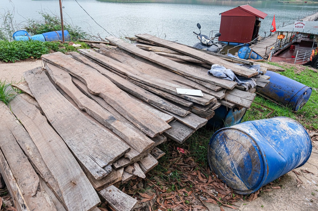 Học sinh ở thủ phủ vải thiều 'đánh liều' qua cầu phao cũ nát để đến trường - Ảnh 6.