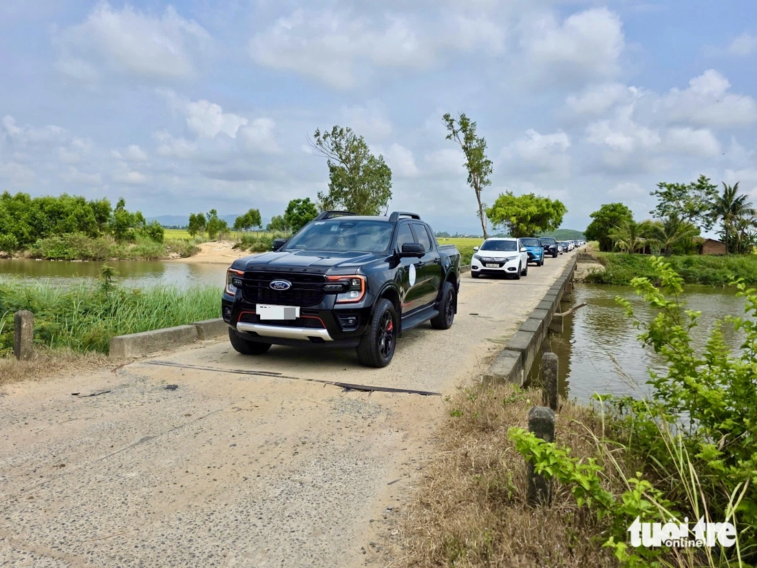 Du khách tham gia caravan ngắm vùng lũ Hòa Thịnh hồi sinh - Ảnh 3.