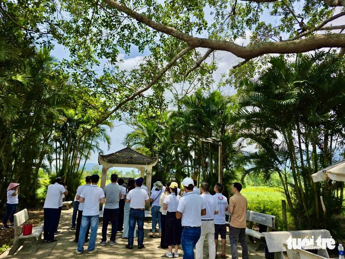 Du khách tham gia caravan ngắm vùng lũ Hòa Thịnh hồi sinh - Ảnh 12.