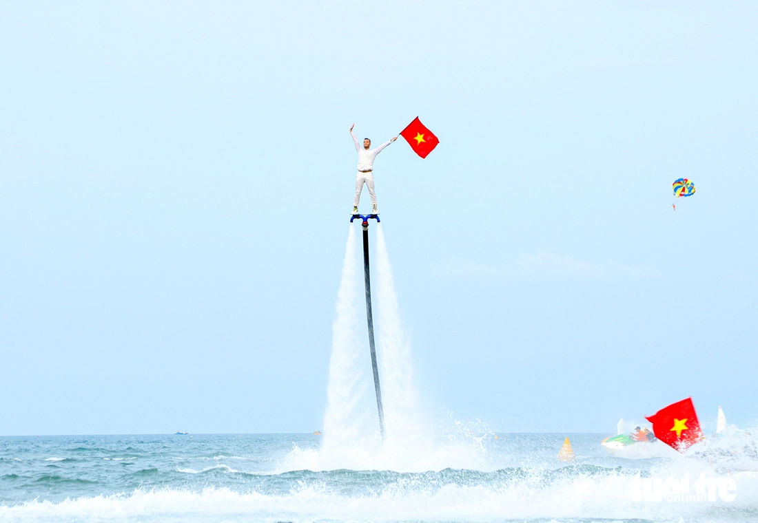 Mãn nhãn màn trình diễn nghệ thuật flyboard lần đầu trên biển Đà Nẵng - Ảnh 6.