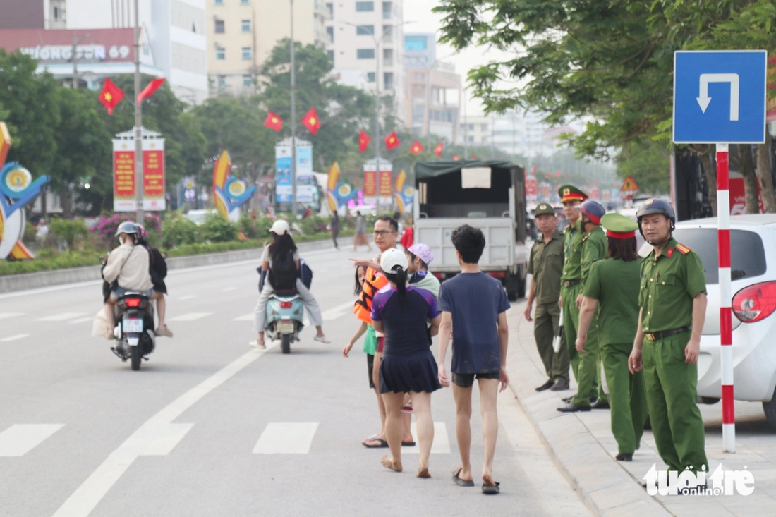Đông nghịt du khách về biển Cửa Lò bắt đầu mùa Festival du lịch - Ảnh 4.