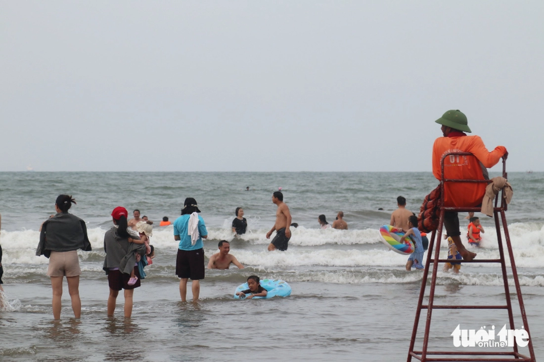 Đông nghịt du khách về biển Cửa Lò bắt đầu mùa Festival du lịch - Ảnh 7.