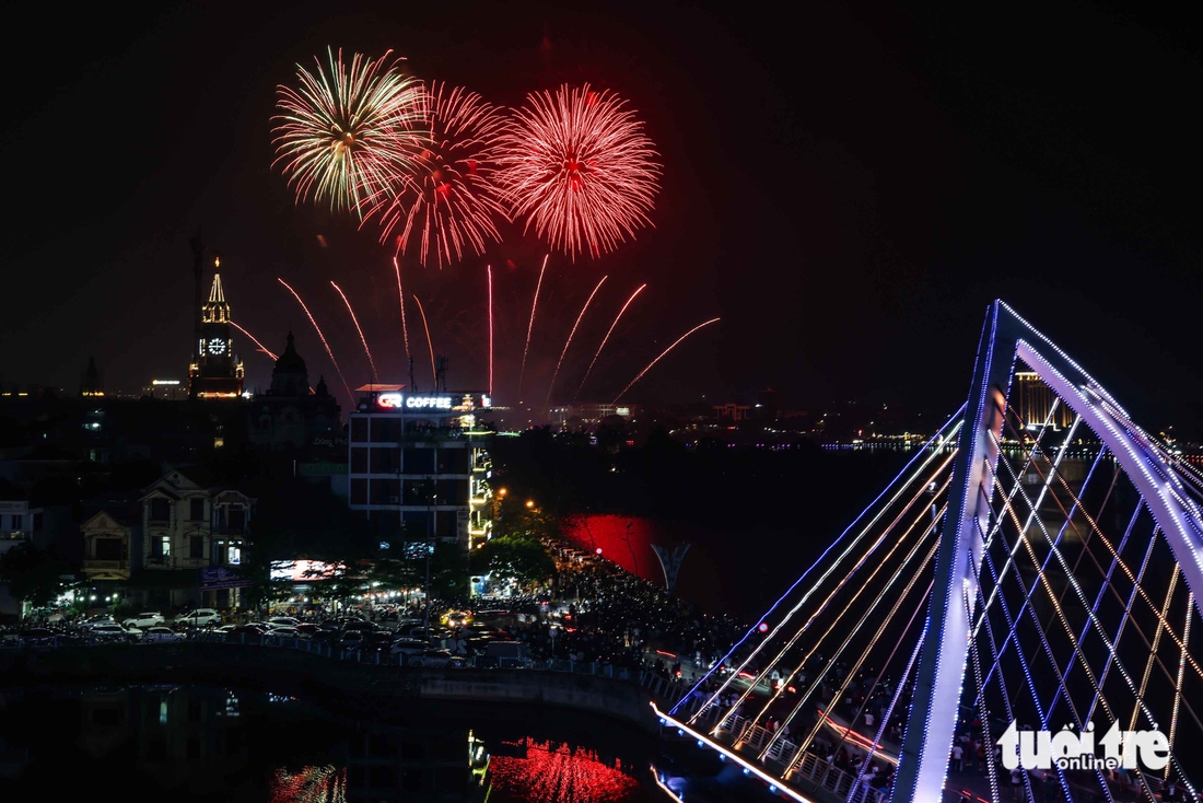 Pháo hoa rực sáng Việt Trì trước ngày giỗ Tổ Hùng Vương - Ảnh 2.