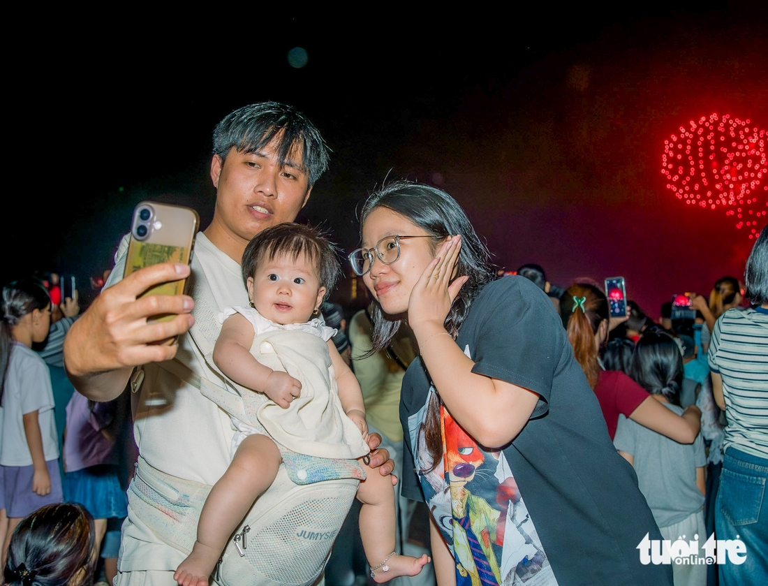 Pháo hoa rực sáng Việt Trì trước ngày giỗ Tổ Hùng Vương - Ảnh 4.