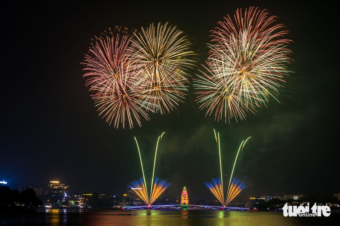 Pháo hoa rực sáng Việt Trì trước ngày giỗ Tổ Hùng Vương - Ảnh 7.