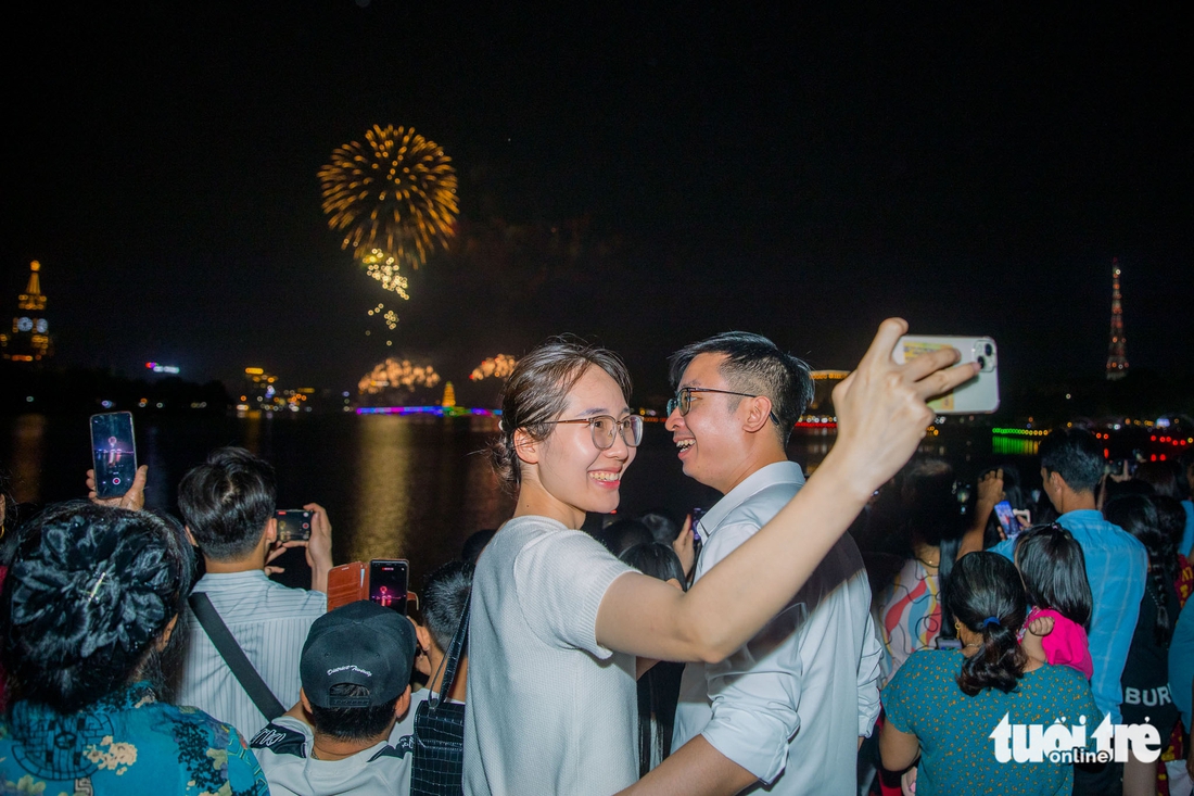 Pháo hoa rực sáng Việt Trì trước ngày giỗ Tổ Hùng Vương - Ảnh 8.