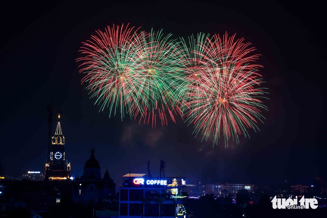 Pháo hoa rực sáng Việt Trì trước ngày giỗ Tổ Hùng Vương - Ảnh 13.