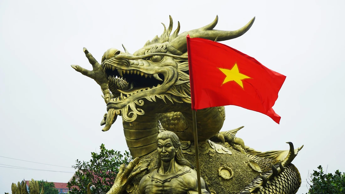 9X tạc tượng 25 tấn kể chuyện Lạc Long Quân - Âu Cơ dịp Giỗ Tổ Hùng Vương - Ảnh 3.