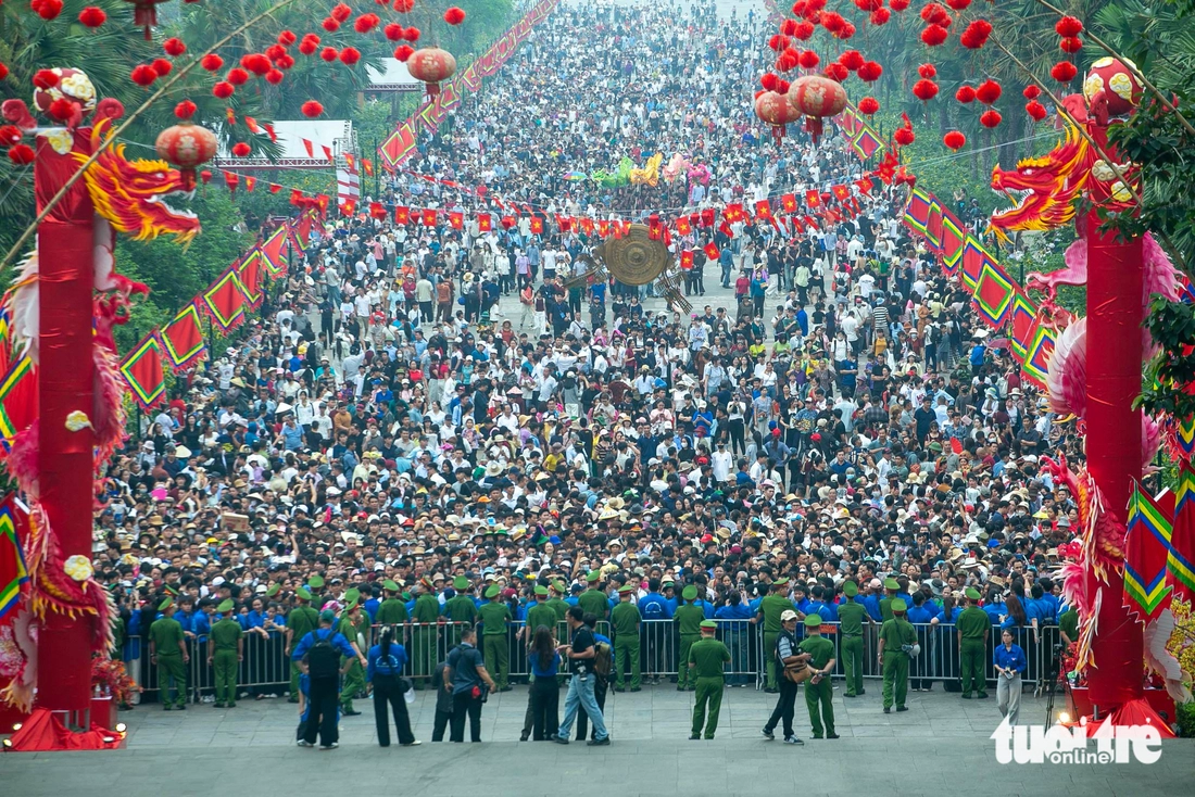 Biển người về Đền Hùng ngày giỗ Tổ Hùng Vương - Ảnh 2.