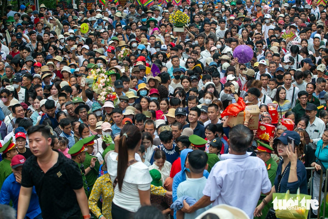 Biển người về Đền Hùng ngày giỗ Tổ Hùng Vương - Ảnh 3.