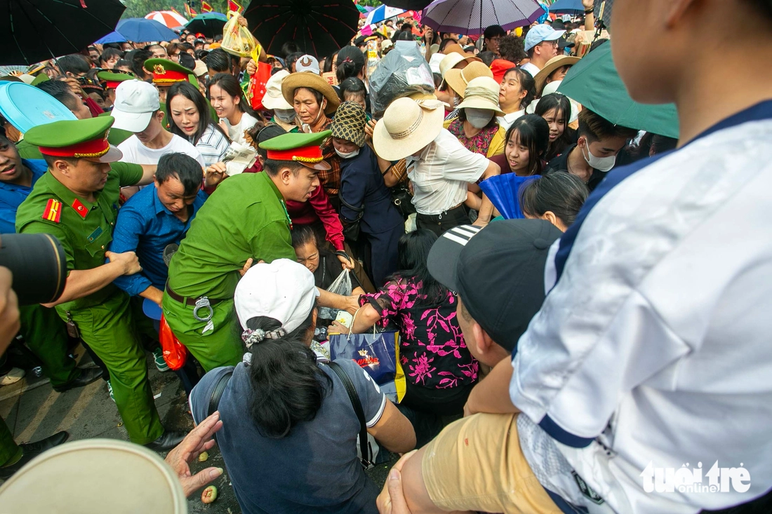 Biển người về Đền Hùng ngày giỗ Tổ Hùng Vương - Ảnh 4.