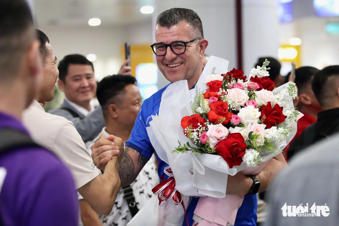 U17 Việt Nam mang cúp vô địch Đông Nam Á về đến Hà Nội - Ảnh 3.