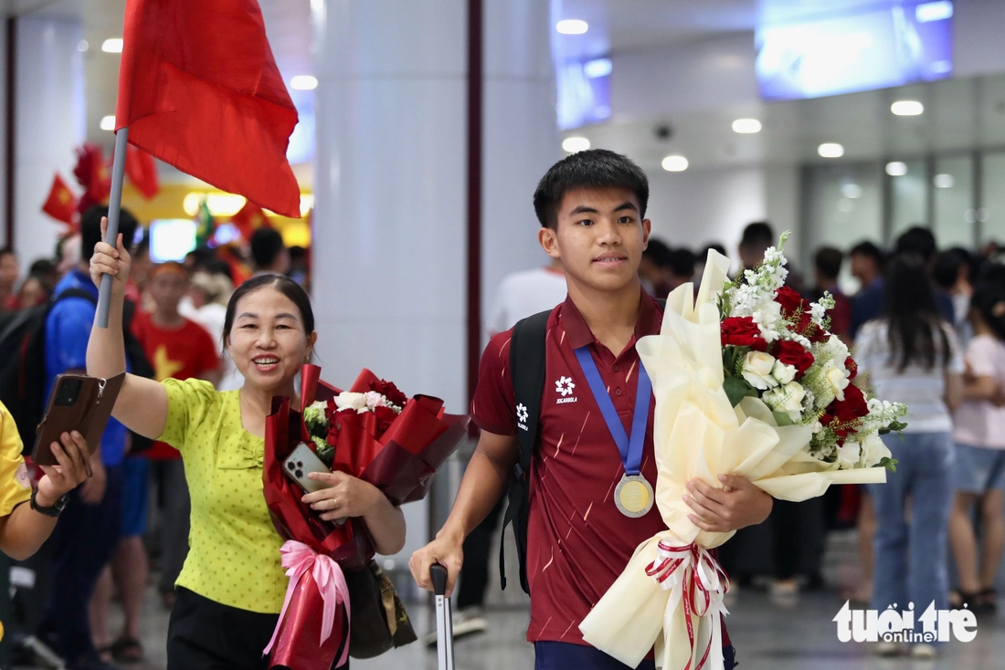 U17 Việt Nam mang cúp vô địch Đông Nam Á về đến Hà Nội - Ảnh 6.