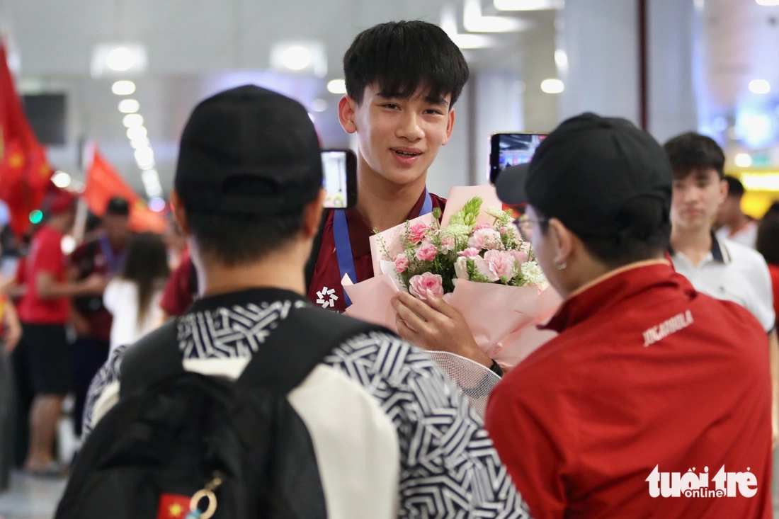 U17 Việt Nam mang cúp vô địch Đông Nam Á về đến Hà Nội - Ảnh 8.