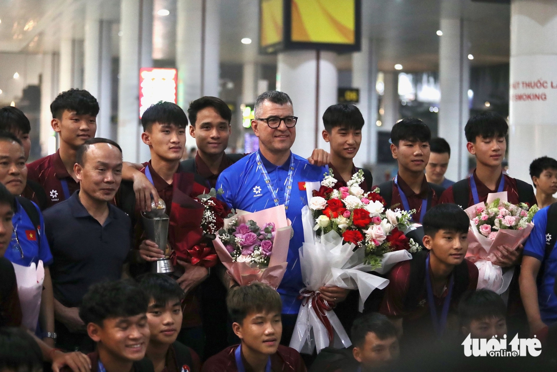 U17 Việt Nam mang cúp vô địch Đông Nam Á về đến Hà Nội - Ảnh 9.