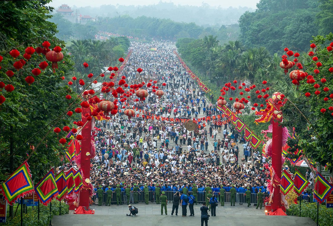 Công an, quân đội, đoàn thanh niên 'căng mình' đảm bảo an ninh, an toàn ngày giỗ Tổ - Ảnh 2.