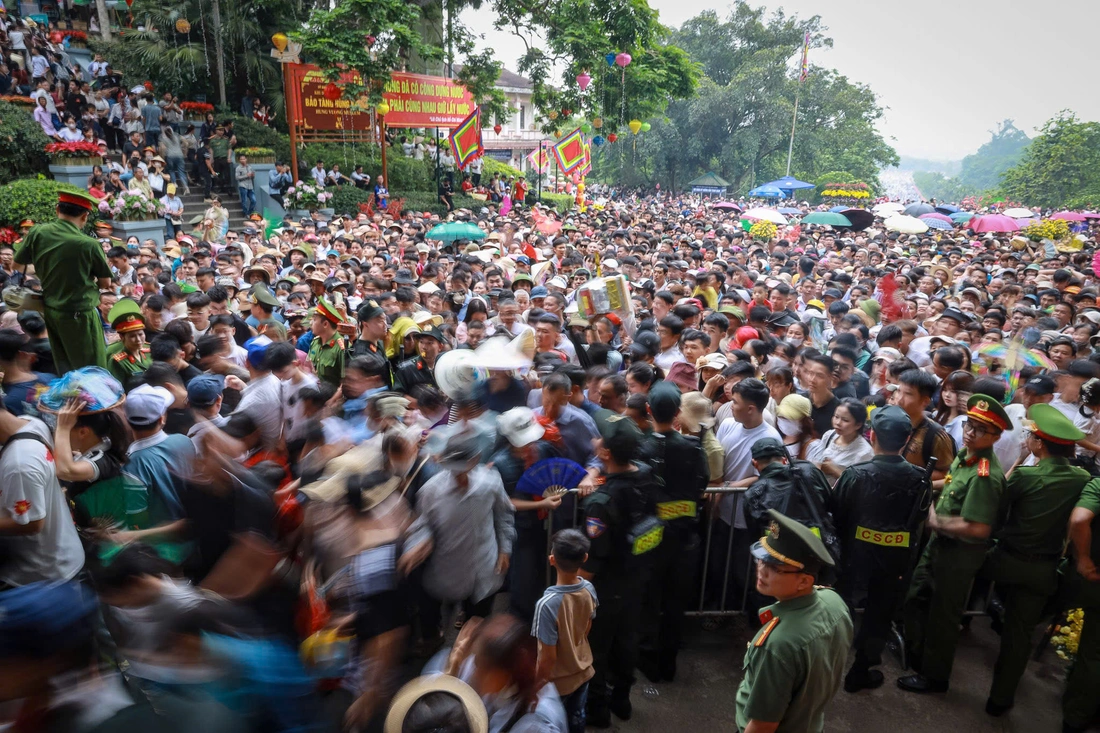 Công an, quân đội, đoàn thanh niên 'căng mình' đảm bảo an ninh, an toàn ngày giỗ Tổ - Ảnh 8.