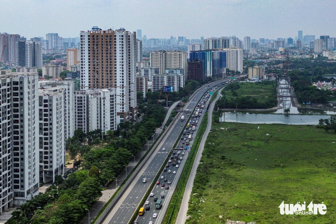 Người dân trở lại Hà Nội sau kỳ nghỉ Giỗ Tổ, nhiều cửa ngõ giao thông thuận lợi - Ảnh 2.