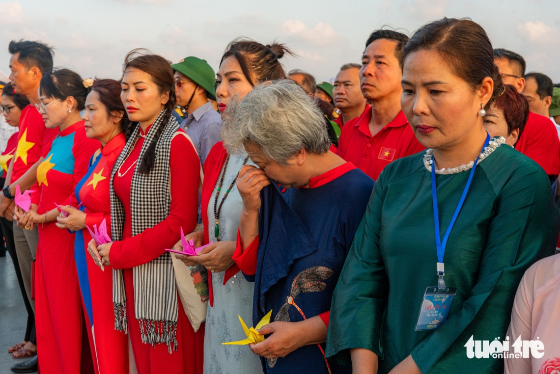 Kiều bào từ 22 quốc gia thăm hỏi quân dân, xem duyệt đội ngũ tại Trường Sa - Ảnh 10.