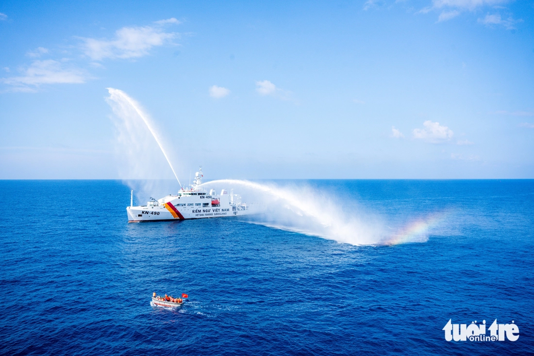 Kiều bào từ 22 quốc gia thăm hỏi quân dân, xem duyệt đội ngũ tại Trường Sa - Ảnh 11.