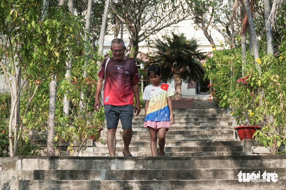 Lầu Bảo Đại Nha Trang nhộn nhịp khách tham quan ngày đầu mở cửa - Ảnh 12.