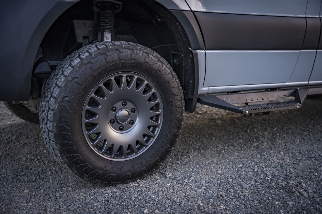 Mercedes-Benz Sprinter thành nhà di động xa xỉ, tủ chứa đồ kiêm luôn nhà tắm - Ảnh 18.