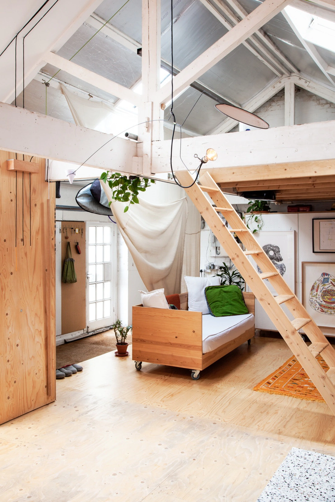 Họ đã biến nhà xưởng thành tổ ấm như thế nào? - Ảnh 5.