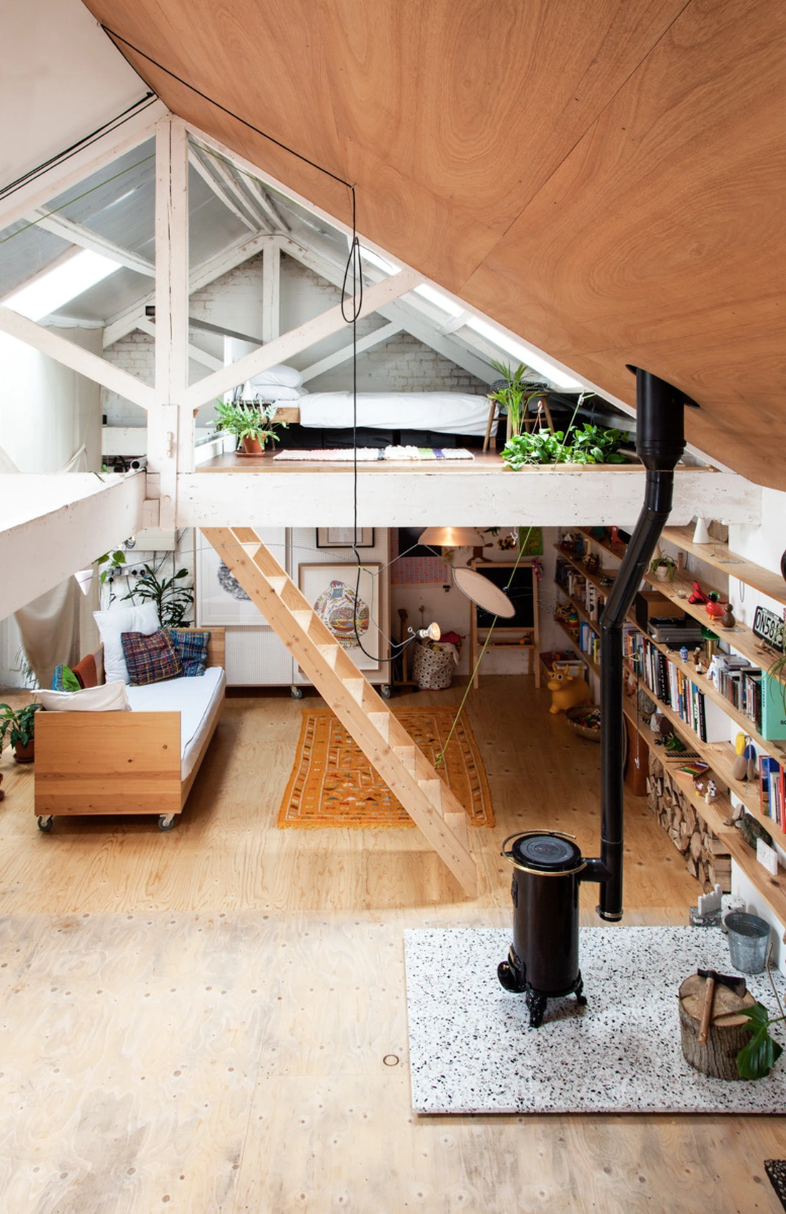 Họ đã biến nhà xưởng thành tổ ấm như thế nào? - Ảnh 4.