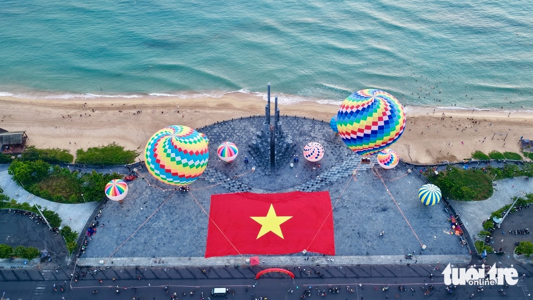 Lần đầu bay khinh khí cầu ở Tuy Hòa, du khách chiêm ngưỡng trong bình minh - Ảnh 3.