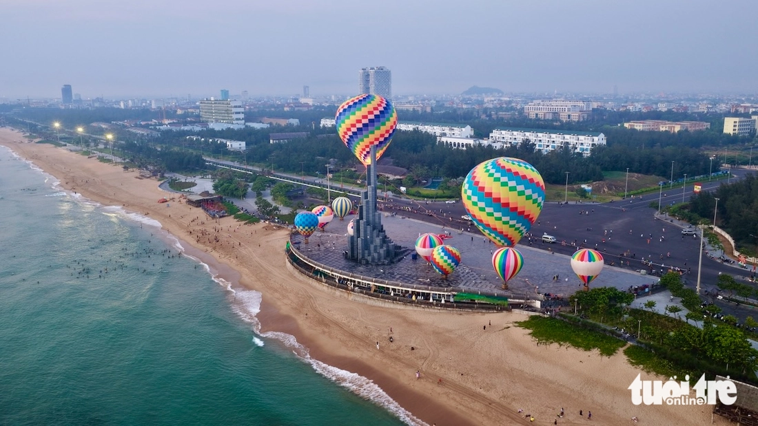Lần đầu bay khinh khí cầu ở Tuy Hòa, du khách chiêm ngưỡng trong bình minh - Ảnh 4.