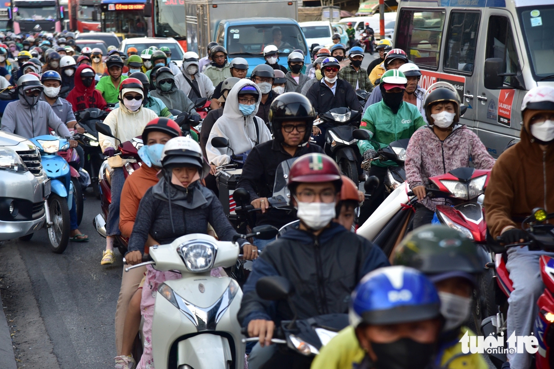 Người dân rời TP.HCM nghỉ lễ 30-4, các cửa ngõ đông đúc, có lúc ùn ứ nhẹ - Ảnh 4.
